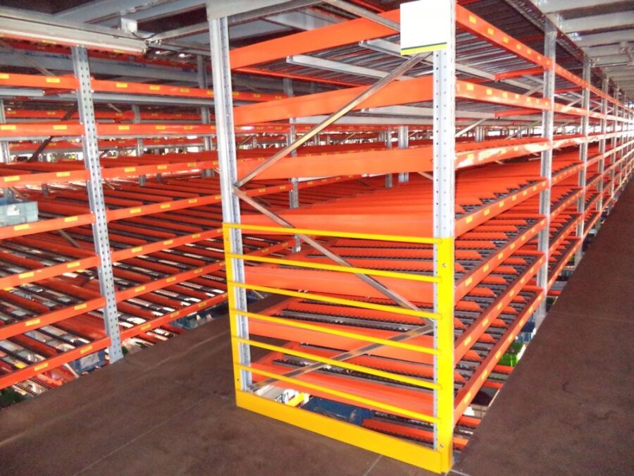 Estrutura flow rack com pistas de roletes em vários níveis