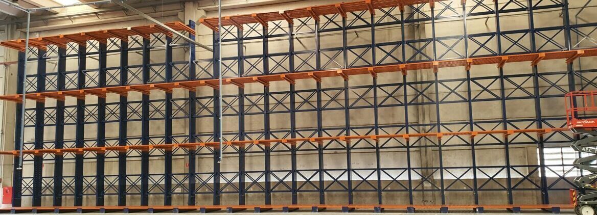 Estrutura cantilever de grande porte instalada em galpão